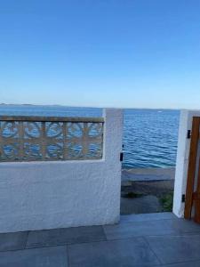 - une vue sur l'océan depuis un bâtiment dans l'établissement La perle de Sète, à Sète