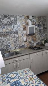 cocina con fregadero y azulejos en la pared en Apartamento Turístico Monteceli, en Gata