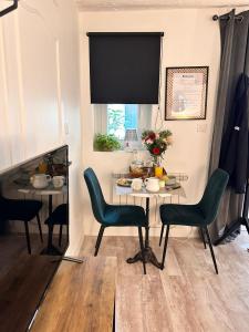 une salle à manger avec une table, des chaises et une télévision dans l'établissement Beau studio et sa terrasse quartier historique, à Moulins