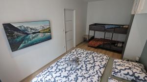 une chambre avec un lit et un tableau au mur dans l'établissement Apt 2 Chambres - Direct Gare Part-Dieu, Lyon - Ascenseur & Wi-Fi Gratuit, à Lyon