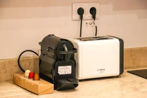 a toaster and toaster sitting on a kitchen counter at Golden Place - Cacilhas in Almada