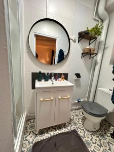 La salle de bains est pourvue d'un lavabo et d'un miroir. dans l'établissement Beau studio et sa terrasse quartier historique, à Moulins