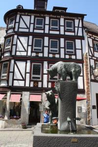 eine Bärenstatue vor einem Gebäude in der Unterkunft Am Bärenbrunnen in Bernkastel-Kues