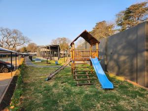 plac zabaw ze zjeżdżalnią w parku w obiekcie 97B Flex 2 on Murray, Waverly w mieście Johannesburg