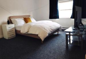 Krevet ili kreveti u jedinici u okviru objekta In the Heart of Birmingham Luxury 3 bedroom 2 bed Apartment