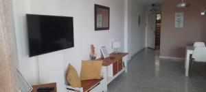 salon z telewizorem z płaskim ekranem na ścianie w obiekcie Riviera Apartment Mijas Costa w Maladze