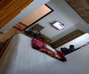 an overhead view of a bed in a bedroom at Khoai Village Resort in Shānti Niketan