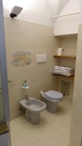A bathroom at A ca' du Risso - Appartamento - Sea & outdoor for families, bikers and climbers