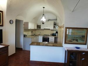 A kitchen or kitchenette at A ca' du Risso - Appartamento - Sea & outdoor for families, bikers and climbers