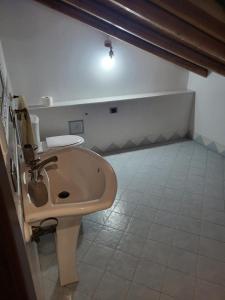 een badkamer met een wastafel en een toilet bij Casa vacanza LMT in Aci Catena
