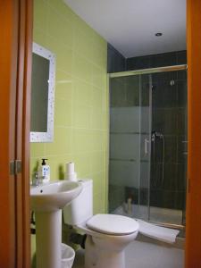 een badkamer met een toilet, een wastafel en een douche bij Pensión Corona in Zaragoza