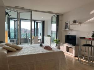 een slaapkamer met een groot bed en een televisie bij EuroSky Prestige Apartment ROMA EUR in Rome