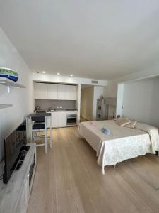 una grande camera da letto con letto e cucina di EuroSky Prestige Apartment ROMA EUR a Roma
