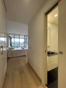ein Zimmer mit einer Küche und ein Schlafzimmer mit einem Bett in der Unterkunft EuroSky Prestige Apartment ROMA EUR in Rom