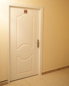 Una puerta blanca con el número. en Raqeem Hotel, en Wadi Musa