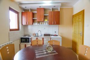 Kuchyň nebo kuchyňský kout v ubytování Apartments Andrić