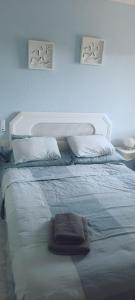 łóżko z 2 poduszkami i ręcznikiem w obiekcie Riviera Apartment Mijas Costa w Maladze