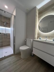 阿爾巴塞特的住宿－El Molino，浴室配有卫生间、盥洗盆和淋浴。