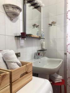 バローロにあるCasa Clementiの白いバスルーム(洗面台、トイレ付)