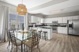 Una cocina y un comedor con una mesa de cristal y sillas. en 214 Shoreland Home, en Gulf Shores 49 fotos más