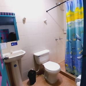 a bathroom with a toilet and a sink at Hostal Johnnier in Salento