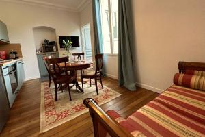 Kuchyň nebo kuchyňský kout v ubytování Proche Vittel et Contrexéville château Viendal et son beau parc