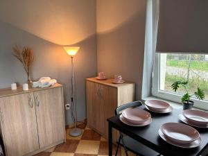 ein Esszimmer mit einem Tisch mit Tellern darauf in der Unterkunft Lawendowa Przystań pokój rodzinny Nr 7 poddasze 