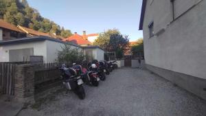 una fila de motocicletas estacionadas al lado de un edificio en Pension Steinadler Garden and private parking en Murau