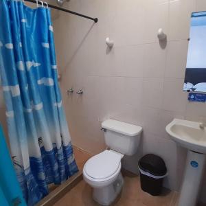 a bathroom with a toilet and a sink at Hostal Johnnier in Salento