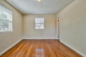 um quarto vazio com pisos de madeira e uma janela em 6515 Bartholf Ave em Jacksonville