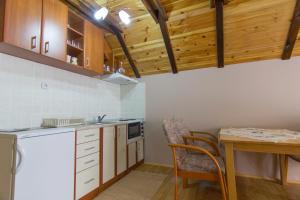 Kuchyň nebo kuchyňský kout v ubytování Apartments Andrić