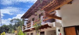 een gebouw met houten balkons aan de zijkant bij Encino House Hotel Boutique in Valle de Bravo +68 foto's