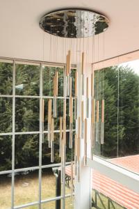 卡哈馬卡的住宿－Redwalls Lodge，吊灯挂在窗户的房间