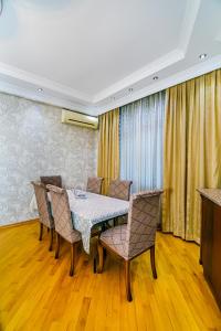 comedor con mesa y sillas en Deluxe Apartment 142 en Baku
