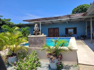una casa con una fuente frente a una piscina en The Inn at Punta Mala, en Pedasí Town