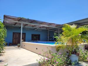 The Inn at Punta Mala内部或周边的泳池
