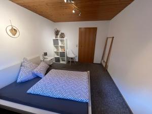 1 dormitorio con 1 cama con edredón azul en Kuckucksnest, en Weilheim
