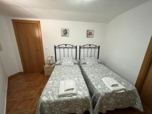 モナチルにあるCortijo Los Cahorros Sierra Nevadaのベッドルーム1室(ベッド2台付)