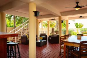 un patio con mesa y sillas en una terraza en Mission Bay, en Maya Beach