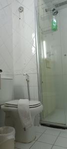 y baño blanco con aseo y ducha. en World Flat Hotel - Vila Olímpia en São Paulo