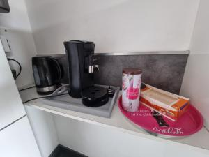 - une cafetière sur une étagère dans une cuisine dans l'établissement L'escapade Albigeoise, à Albi