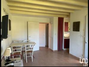 - une cuisine et une salle à manger avec une table et des chaises dans l'établissement La villa De Lina 509 -Self Check In -, à Gallargues-le-Montueux