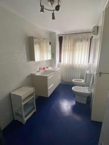 a bathroom with a toilet and a sink at Apartado y cerca de todo in Cotorrio