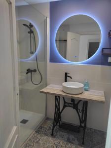 La salle de bains est pourvue d'un lavabo et d'un miroir. dans l'établissement Una ventana al Mar en Málaga, à Malaga