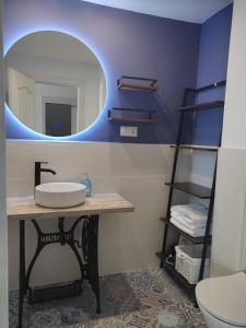 a bathroom with a sink and a mirror at Una ventana al Mar en Málaga in Málaga