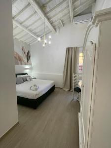 ein Schlafzimmer mit einem Bett in einem weißen Zimmer in der Unterkunft Apartment Florence in Florenz