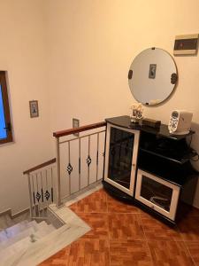 uno specchio seduto sopra un comò in una stanza di Guesthouse Space a Përmet