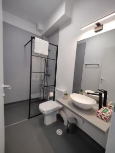 a bathroom with a white toilet and a sink at JAI GIRIDHARI in Avrig