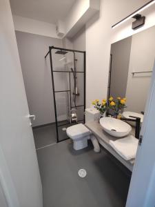 a bathroom with a white toilet and a sink at JAI GIRIDHARI in Avrig