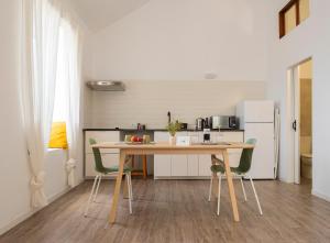 een keuken met een tafel en stoelen in een kamer bij Irama Suite in Las Puntas